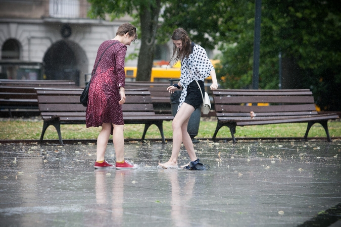 Orą šiek tiek atvėsins lietus