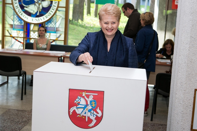 Kam subyrės atkritusių kandidatų balsai: D. Grybauskaitė turėtų sunerimti