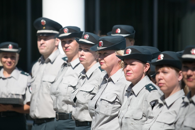 Panevėžietis išplėšė policininkės drabužio sagas