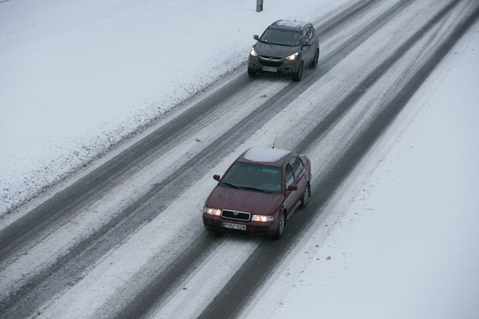Dieną eismo sąlygas sunkins plikledis