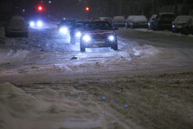 Kelininkai įspėja: naktį eismo sąlygas sunkins pustymas