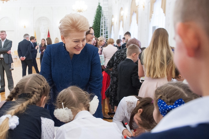 Prezidentei papuošti Kalėdų eglę padėjo užsienio lietuvių vaikai