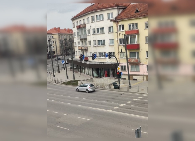 Kaunietis įspėja apie pavojų: Savanorių pr. nutrūko laidai, gali kažką sužeisti