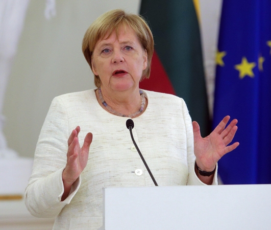 A. Merkel Vilniuje žadėjo tęsti sankcijas Rusijai, bet gynė „Nord Stream“