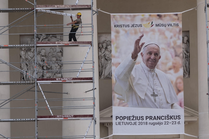 Trečdaliu milijono mažina Bažnyčiai skiriamus pinigus popiežiaus vizitui