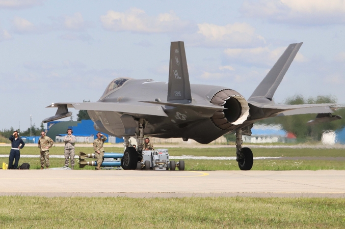 NATO naikintuvai vieną kartą kilo lydėti Rusijos orlaivių