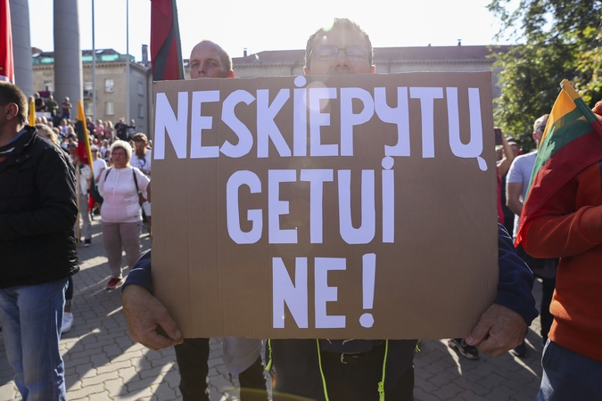 Prie Seimo – tūkstantinis protestas: su plakatais „Šiknon galimybių pasą“ ir šūksniais „Gėda!“