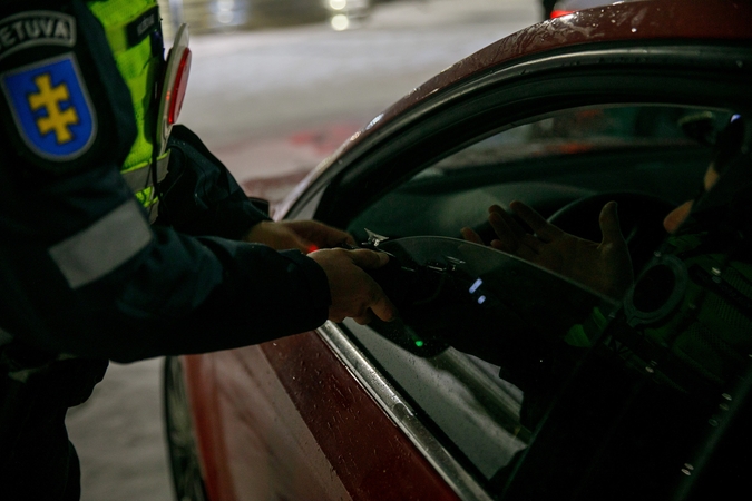 Kelių policijos reido rezultatai: vienas jaunuolis pragėrė močiutės BMW