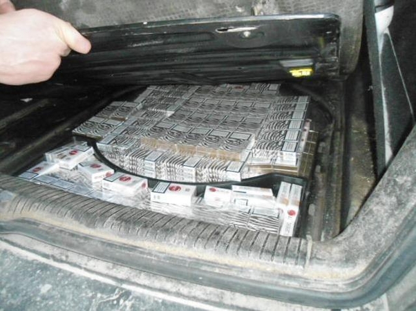 Vilnietis automobilyje slėpė pusantro tūkstančio pakelių kontrabandinių cigarečių