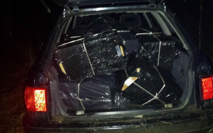 Kontrabandininkai neteko automobilio ir 19 dėžių cigarečių
