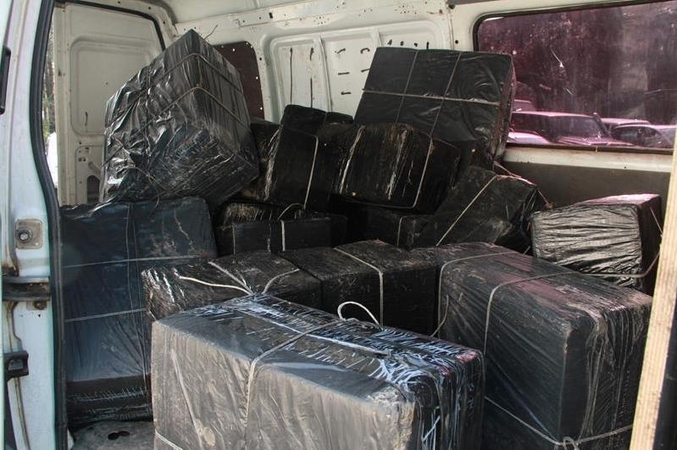 Kontrabandininkai neteko 15 tūkst. pakelių cigarečių ir mikroautobuso