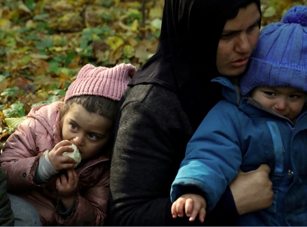 Žiniasklaida: į Lietuvą neteisėtai pateko migrantų grupė su vaikais, beveik visi peršalę