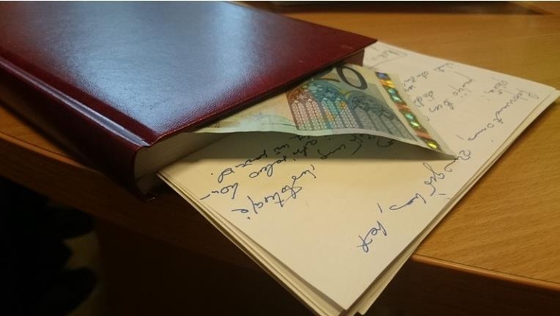 Labai skubėjęs kazachstanietis dėl kyšio muitininkams įstrigo ilgam