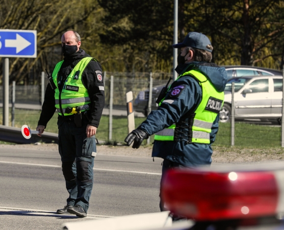 Policija patikrino automobilį: tris asmenis teko sulaikyti dėl narkotikų