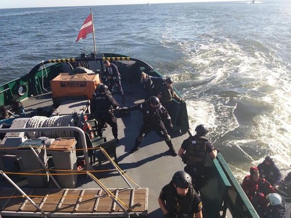 Pasieniečiai mokėsi laivuose aptikti besislapstančius nelegalius migrantus