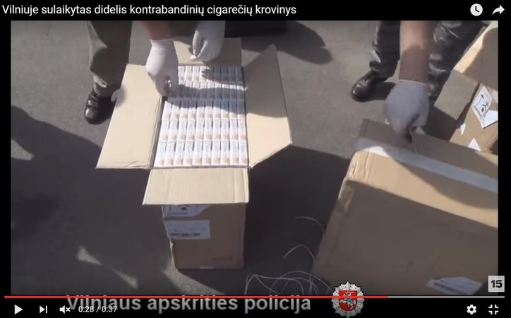 Policija kontrabandininkus užklupo kraunančius prekes į garažą