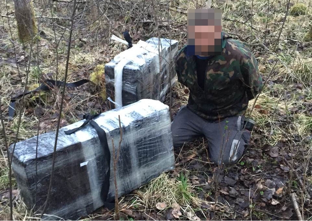 Atsliūkino pasiimti iš traukinio išmestos kontrabandos ir įkliuvo
