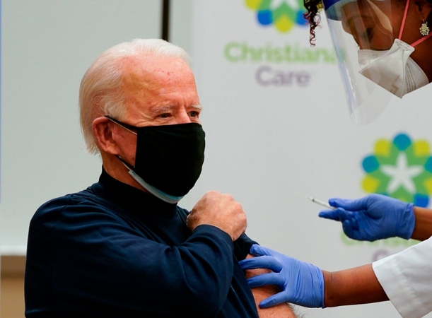 J. Bidenas paskiepytas nuo COVID-19 tiesioginiame televizijos eteryje