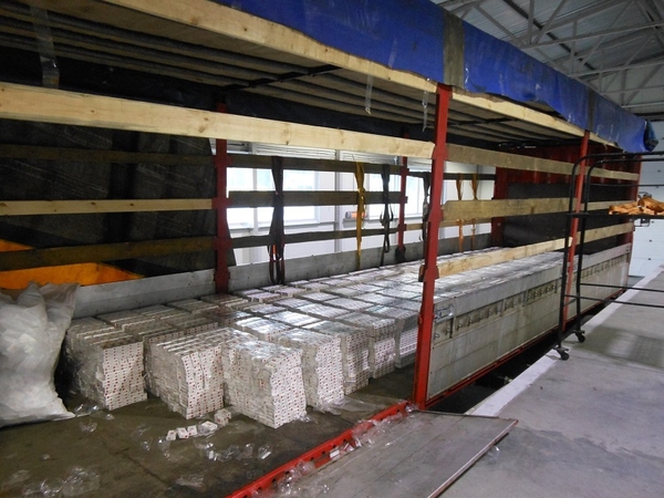 Nelegalų krovinį muitininkai rado dvigubose puspriekabės lubose