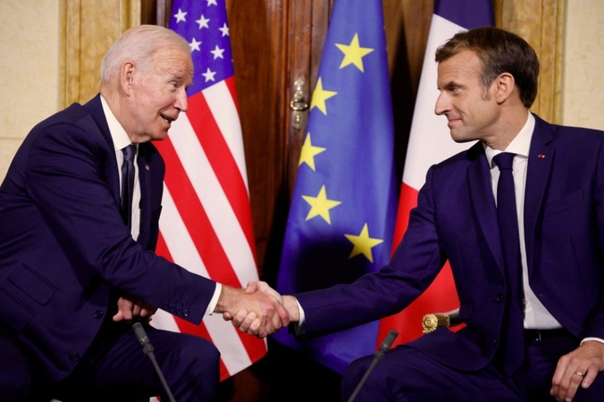 J. Bidenas ir E. Macronas žada koordinuoti atsaką Rusijai dėl Ukrainos