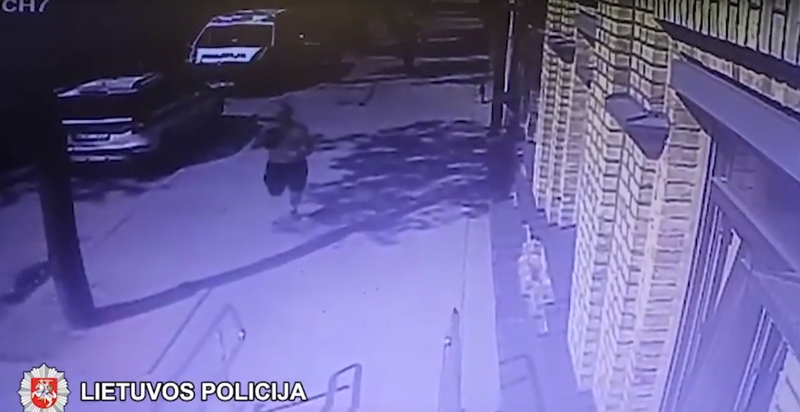 Nuostoliai: du butelius alkoholio vagišius sukūlė bėgdamas nuo policijos