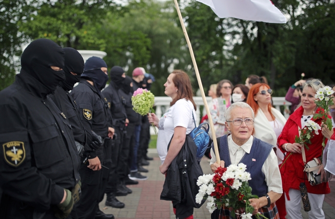 Minske per moterų protesto akciją sulaikomi demonstrantai, žurnalistai