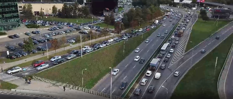 Sostinė dūsta spūstyse: gatves užplūdo šimtai tūkstančių automobilių