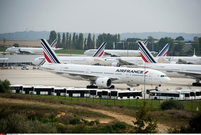„Air France“ priversta kasdien atšaukti daugiau kaip pusę skrydžių