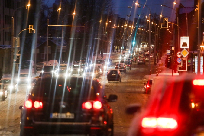 Įspėja vairuotojus: naktį eismo sąlygas sunkins šlapdriba, plikledis ir rūkas
