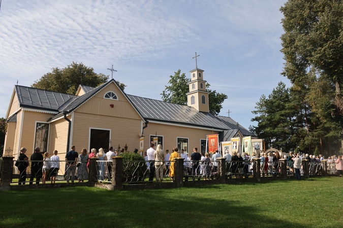 Dviguba: Tabariškių Kristaus Karaliaus bažnyčioje švęsti Švč. Mergelės Marijos atlaidai ir paminėta parapijos 95-erių metų sukaktis.