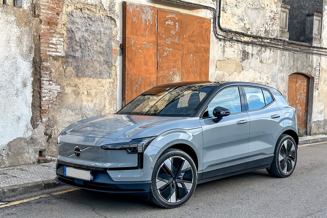 Naujokas: šiemet sausį Lietuvos automobilių rinkoje debiutavo mažas elektrinis visureigis „Volvo EX30“.