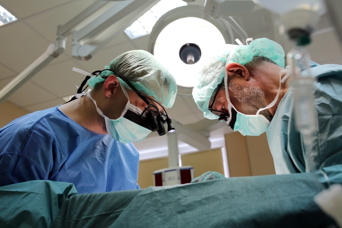 Personalizuoti chirurginiai gidai yra vienkartinio naudojimo medicinos priemonės, projektuojamos ir gaminamos pagal užsakymą konkrečiam pacientui.