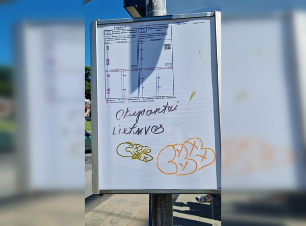 Svarstymai: apie kokius Lietuvos okupantus norėjo įspėti terlionės autorius, nežinia. Jau greitai jo terlionės neliks – stendas bus pakeistas nauju.