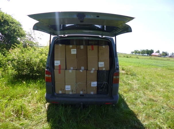 Nuo pasieniečių sprukusiame mikroautobuse – cigarečių už 114 tūkst. eurų