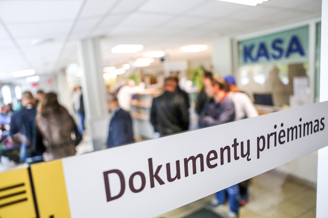 „Regitroje“ – eilės ir įkaitę telefonai