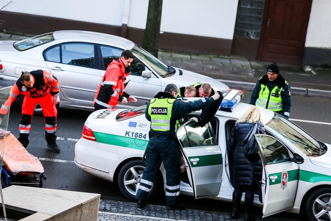 Pavojingas išpuolis Kaune: vyras vidury gatvės atsisėdo nuogas