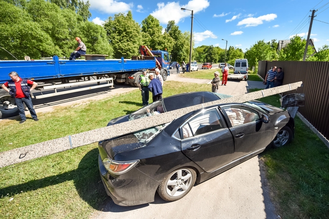 Avarija: nuverstas stulpas suknežino automobilį, sužalotas vairuotojas 
