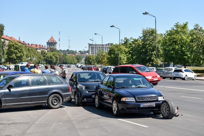 Kauno centre per pusantros valandos susidūrė penki automobiliai