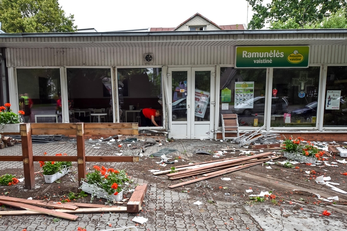 BMW Kaune įsirėžė į restoraną