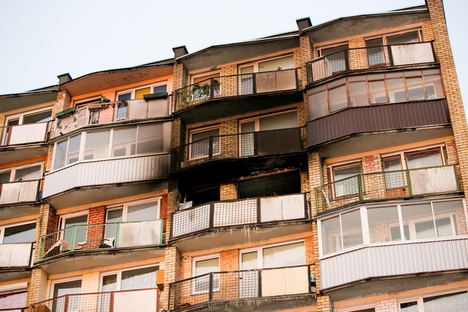 Vidurnaktį dėl gaisro evakuoti Kauno daugiabučio gyventojai, žuvo moteris