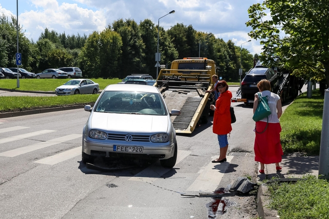 Į avariją pakliuvo automobiliais pakrautas vilkikas