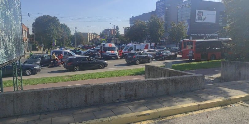 Savanorių prospekte – masinė avarija: į medikų rankas perduoti keturi žmonės