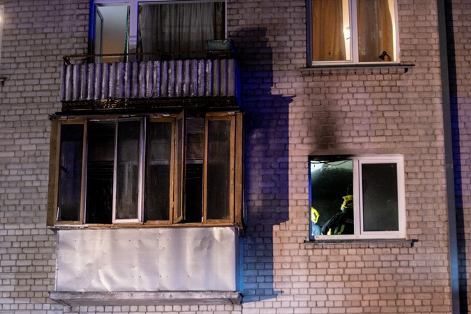Nelaimė Savanorių prospekte: bute įsiplieskė gaisras, kai nuo rozetės užsidegė spinta