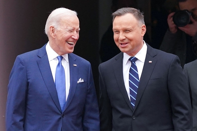 Joe Bidenas (kairėje) ir Andrzejus Duda (dešinėje)