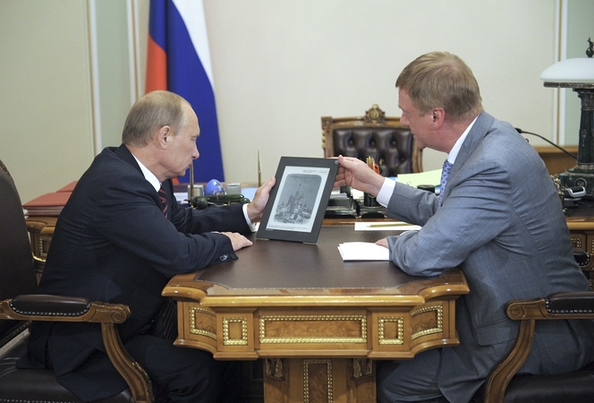 Vladimiras Putinas (kairėje) ir Anatolijus Čiubaisas (dešinėje)
