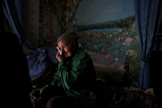 Tardydami Ukrainos civilius okupantai juos išrengia ir muša