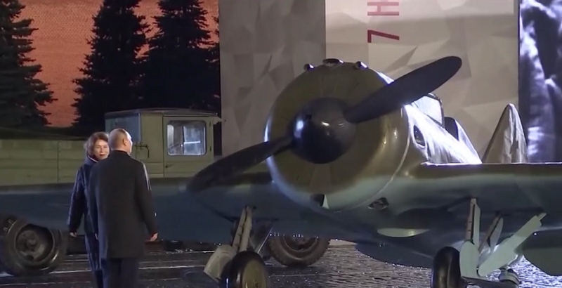 Internautai išjuokė V. Putino elgesį Raudonojoje aikštėje