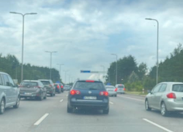 Dėl avarijos – spūstys Vakariniame Vilniaus aplinkkelyje: vienas žmogus – ligoninėje