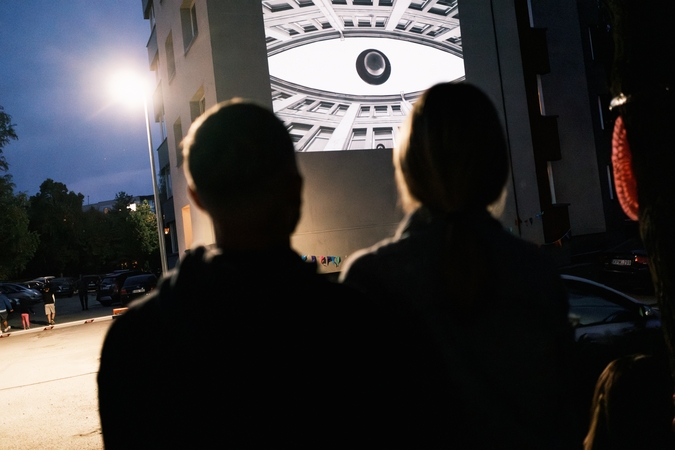 Kultūra į kiemus | Fotografijos projekcijos „Keliaujantis modernizmas“