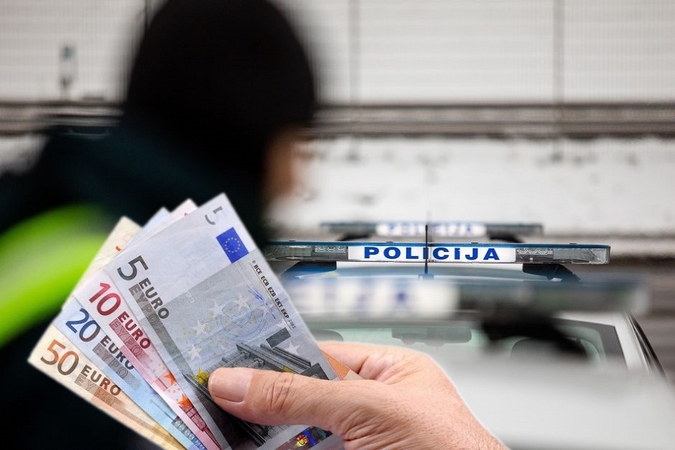 Kauno rajone girta vairuotoja prisidirbo dar labiau: pareigūnui davė kyšį